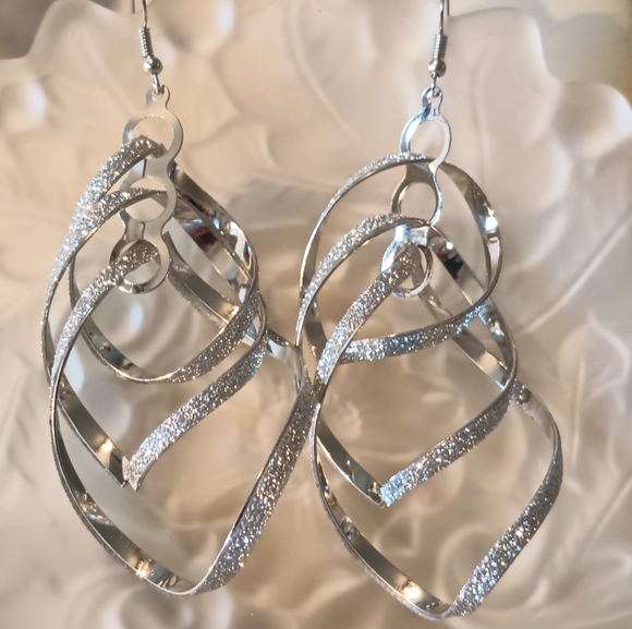 Swirl Geometric Earrings - Picture 3 of 8